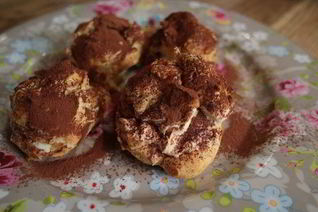 Пирожные Шу с миндальными хлопьями