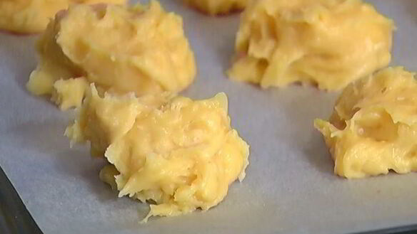 ШАГ 6. пирожные шу с миндальными хлопьями