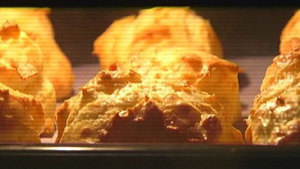 ШАГ 7. пирожные шу с миндальными хлопьями