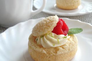 Пирожные Шу с тестом Кракелин, заварным кремом Дипломат и свежей малиной