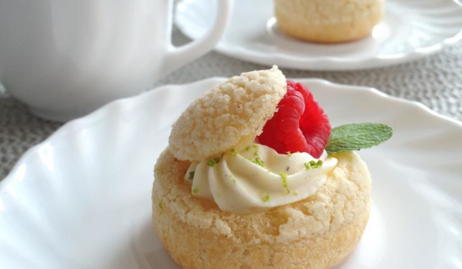 Рецепт пирожные шу с тестом кракелин, заварным кремом дипломат и свежей малиной