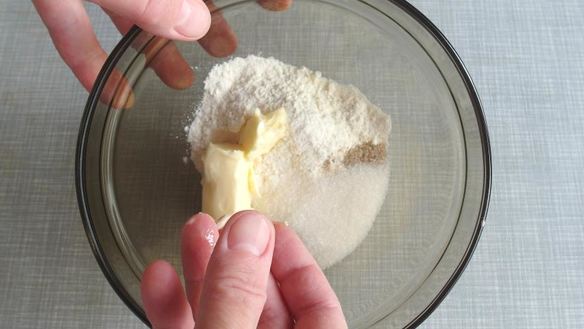 ШАГ 2. пирожные шу с тестом кракелин, заварным кремом дипломат и свежей малиной