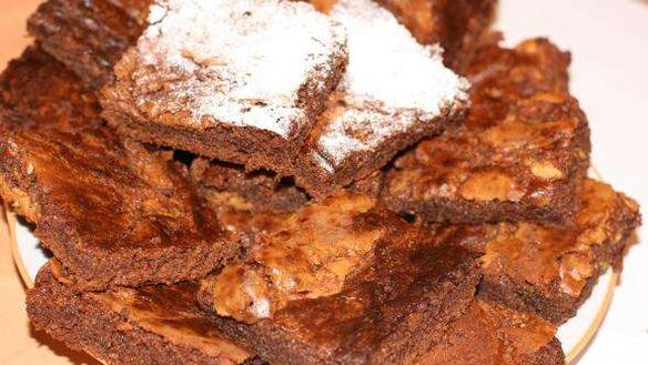 ШАГ 19. шоколадные брауни с арахисовыми завитками