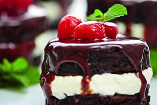 Шоколадные пирожные с вишней