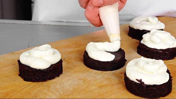 ШАГ 5. шоколадные пирожные с вишней