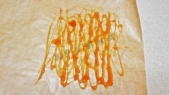 ШАГ 14. украшения из карамели для тортов и пирожных