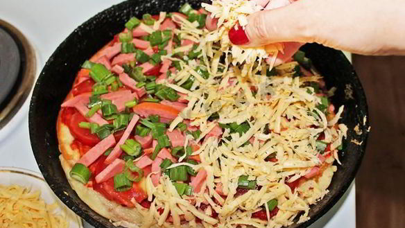 ШАГ 8. быстрая пицца на кефире без сметаны на сковороде