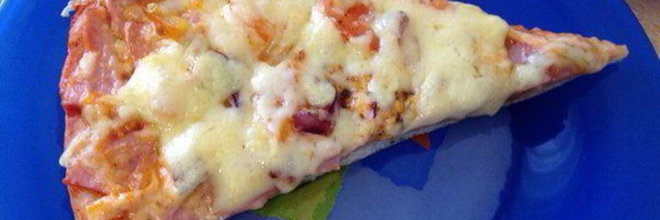 Дрожжевая пицца с помидорами и курицей