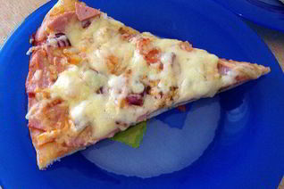 Дрожжевая пицца с помидорами и курицей