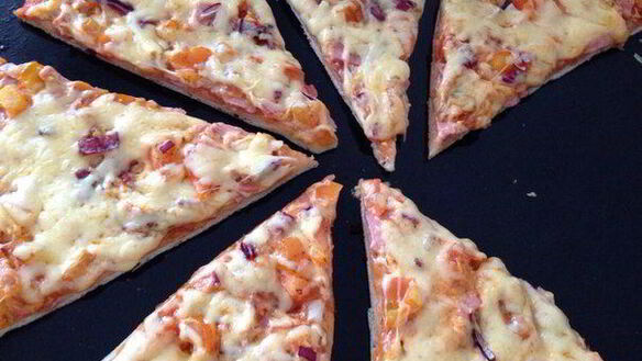 ШАГ 8. дрожжевая пицца с помидорами и курицей