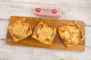 Квадратная пицца с колбасой