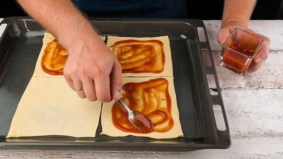 ШАГ 4. квадратная пицца с колбасой