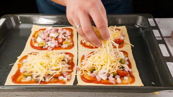 ШАГ 5. квадратная пицца с колбасой