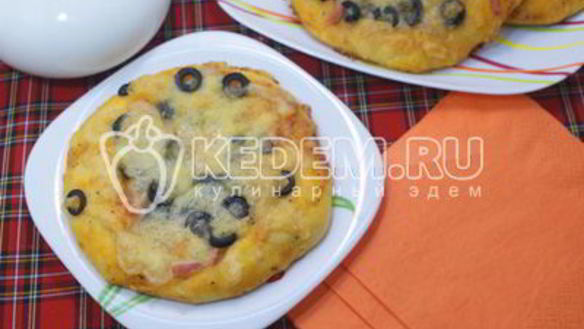 ШАГ 13. мини-пиццы с ветчиной, маслинами и моцареллой