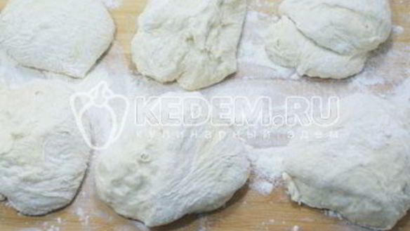 ШАГ 6. мини-пиццы с ветчиной, маслинами и моцареллой