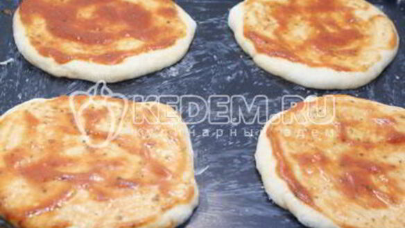 ШАГ 8. мини-пиццы с ветчиной, маслинами и моцареллой