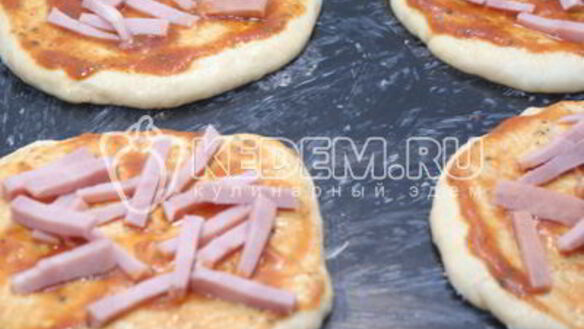 ШАГ 9. мини-пиццы с ветчиной, маслинами и моцареллой