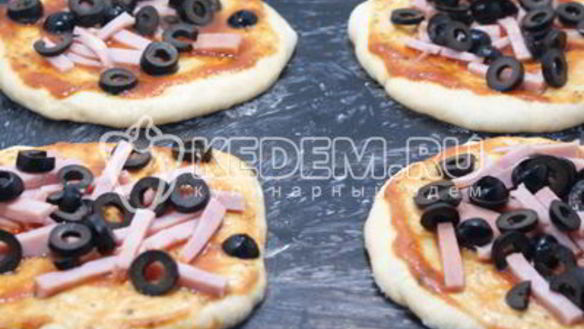ШАГ 10. мини-пиццы с ветчиной, маслинами и моцареллой