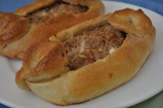 Пиде — турецкая пицца с фаршем, фетой и помидорами