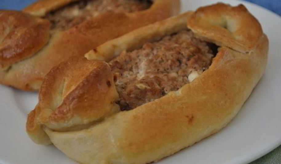 Рецепт пиде — турецкая пицца с фаршем, фетой и помидорами