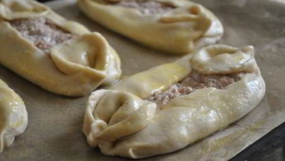 ШАГ 9. пиде — турецкая пицца с фаршем, фетой и помидорами