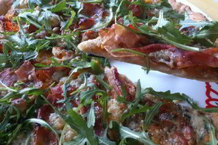 Пицца из ржаной муки с тыквенным соусом и хамоном