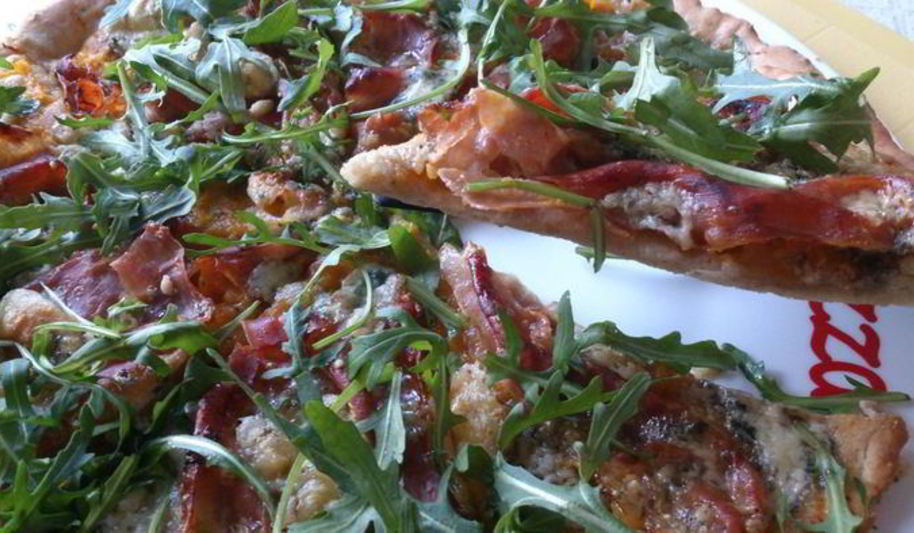 Рецепт пицца из ржаной муки с тыквенным соусом и хамоном