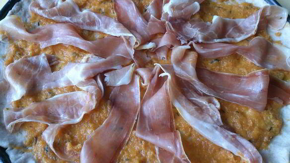 ШАГ 5. пицца из ржаной муки с тыквенным соусом и хамоном