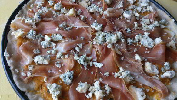 ШАГ 6. пицца из ржаной муки с тыквенным соусом и хамоном
