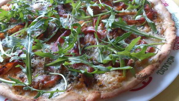 ШАГ 7. пицца из ржаной муки с тыквенным соусом и хамоном