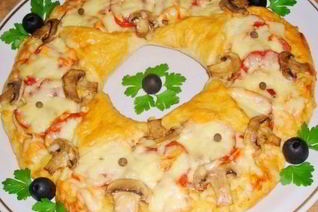 Пицца Рождественский венок с соусом энчилада