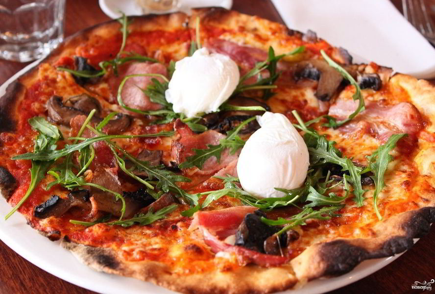 Пицца с беконом и грибами