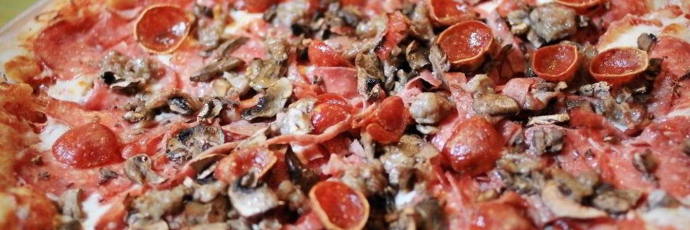 Пицца с грибами и колбасой