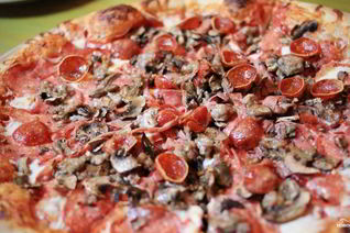 Пицца с грибами и колбасой