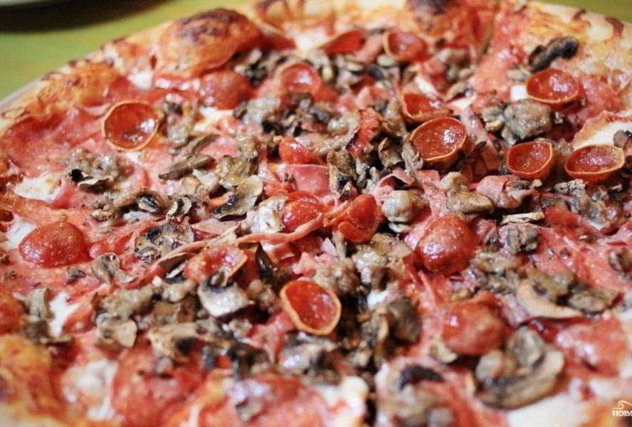 Пицца с грибами и колбасой