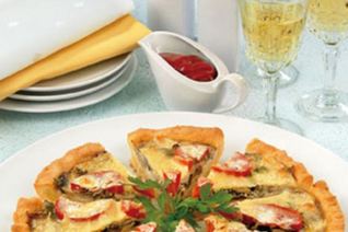 Пицца с грибами и помидорами