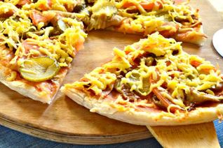 Пицца с грибами, маринованным огурцом и помидором