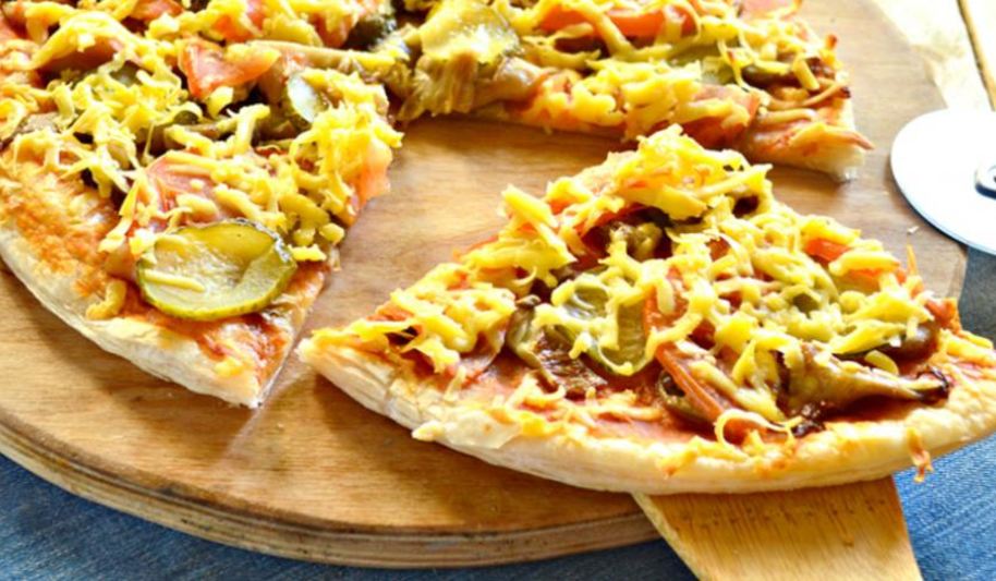 Рецепт пицца с грибами, маринованным огурцом и помидором