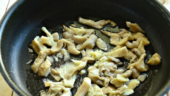 ШАГ 2. пицца с грибами, маринованным огурцом и помидором