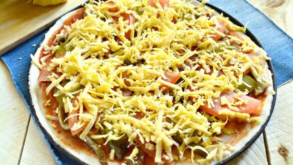 ШАГ 4. пицца с грибами, маринованным огурцом и помидором