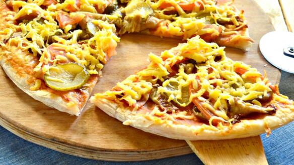 ШАГ 5. пицца с грибами, маринованным огурцом и помидором