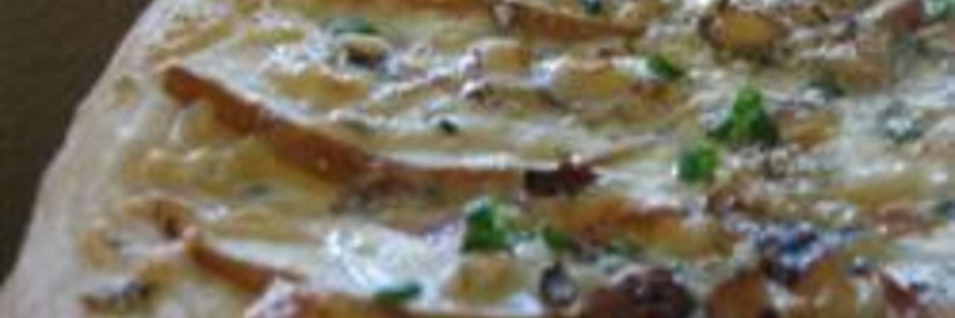 Пицца с грушами и голубым сыром