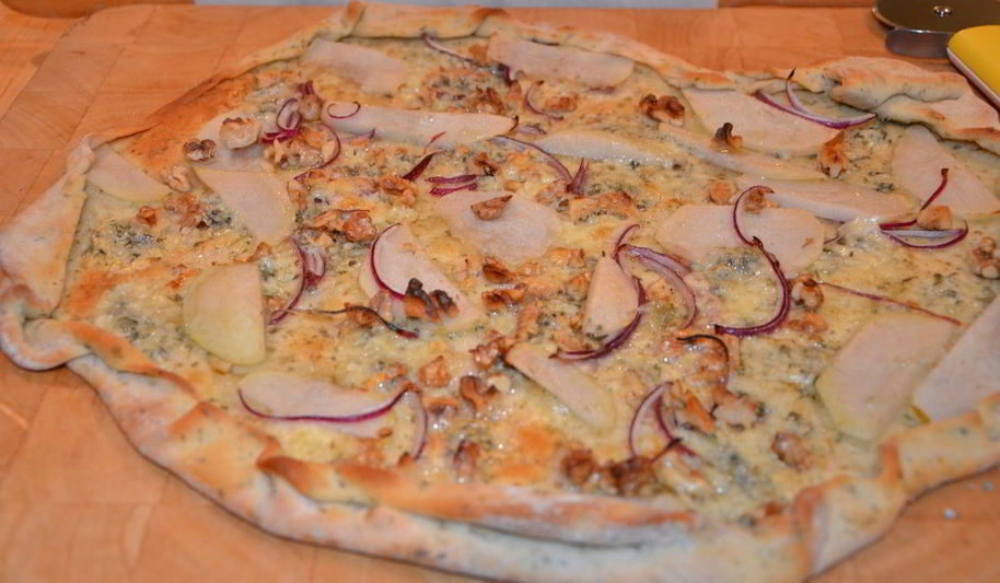 Рецепт пицца с грушами, орехами и голубым сыром