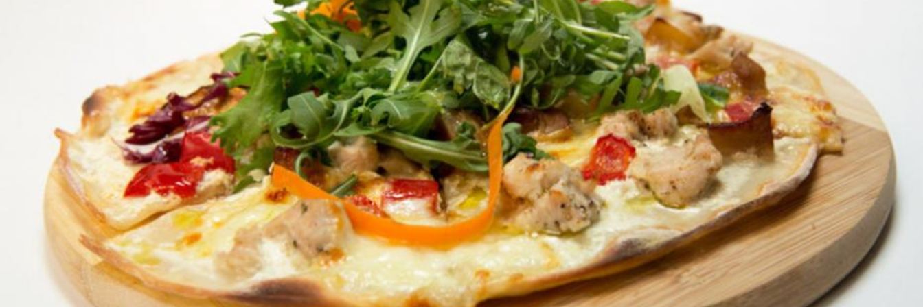 Пицца с индейкой и белыми грибами со свежим салатом