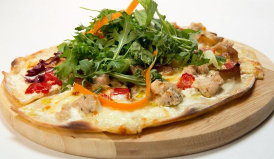 Рецепт пицца с индейкой и белыми грибами со свежим салатом