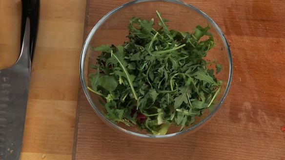 ШАГ 3. пицца с индейкой и белыми грибами со свежим салатом