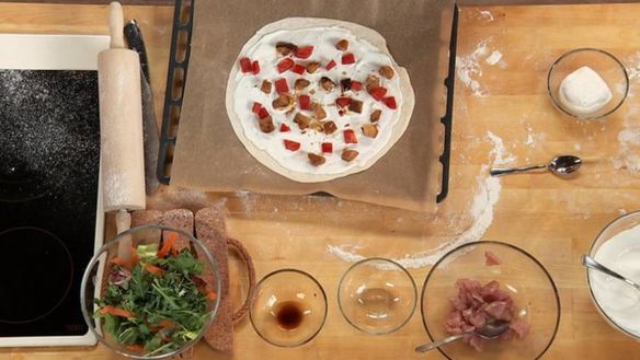 ШАГ 4. пицца с индейкой и белыми грибами со свежим салатом