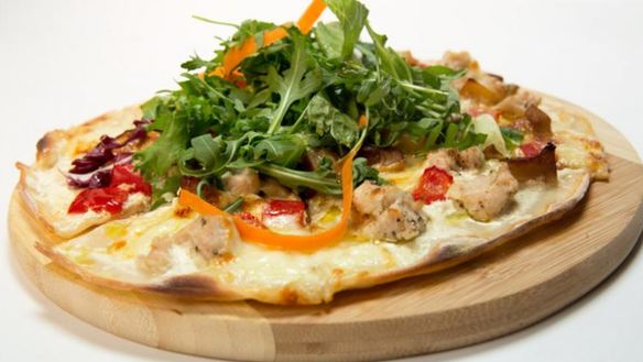 ШАГ 5. пицца с индейкой и белыми грибами со свежим салатом