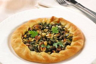 Пицца с изюмом и кедровыми орешками