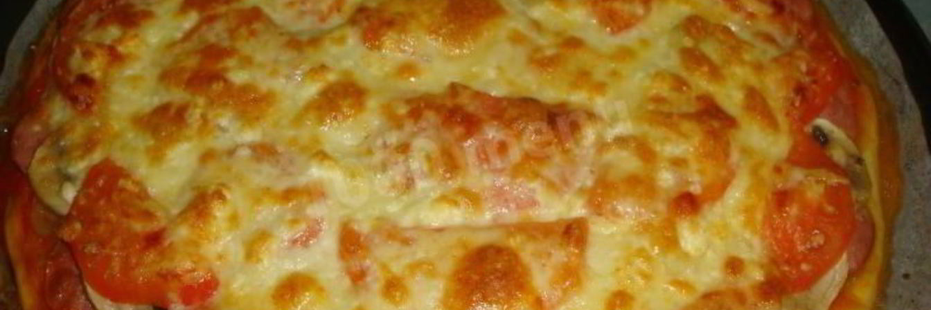 Пицца с колбасой грибами и помидорами в духовке